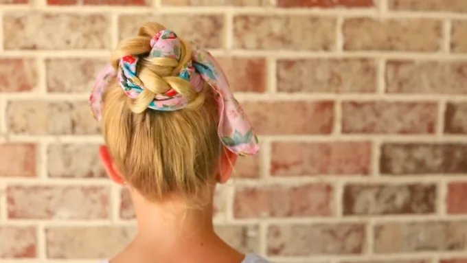 Пучок на макушке с платком