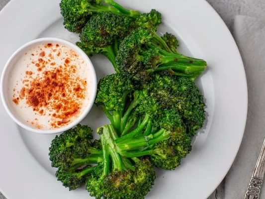 Стейк-слайс из брокколи с гуакамоле